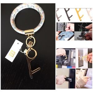 KEY HOLDER WITH MULTI PURPOSE TOOL